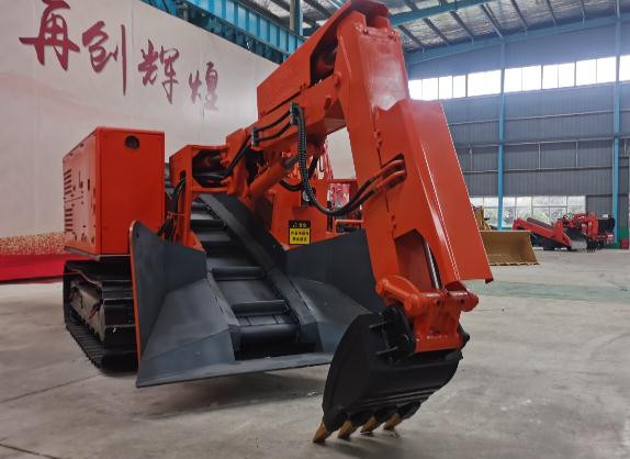 跟著帥龍扒渣機(jī)廠家一起了解下履帶扒渣機(jī)的特點！
